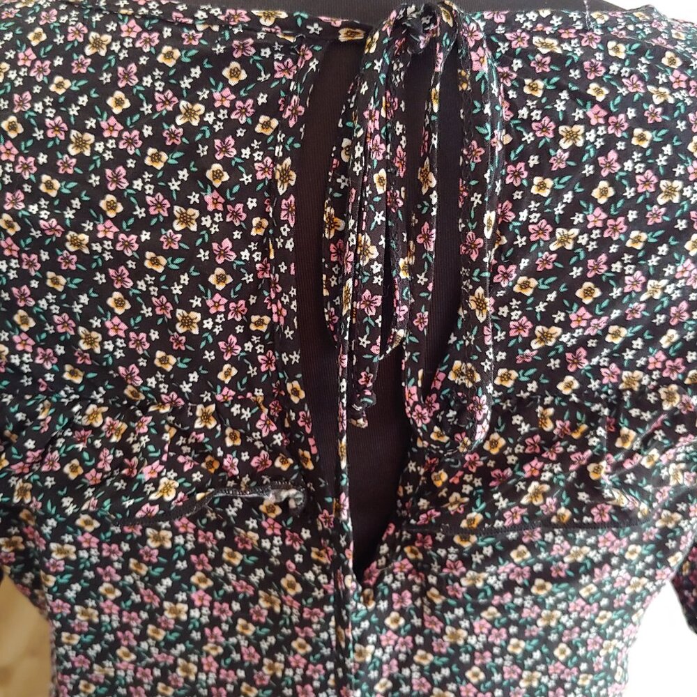 Floral Flowy Blouse With Ruffles - Picture 3 of 4